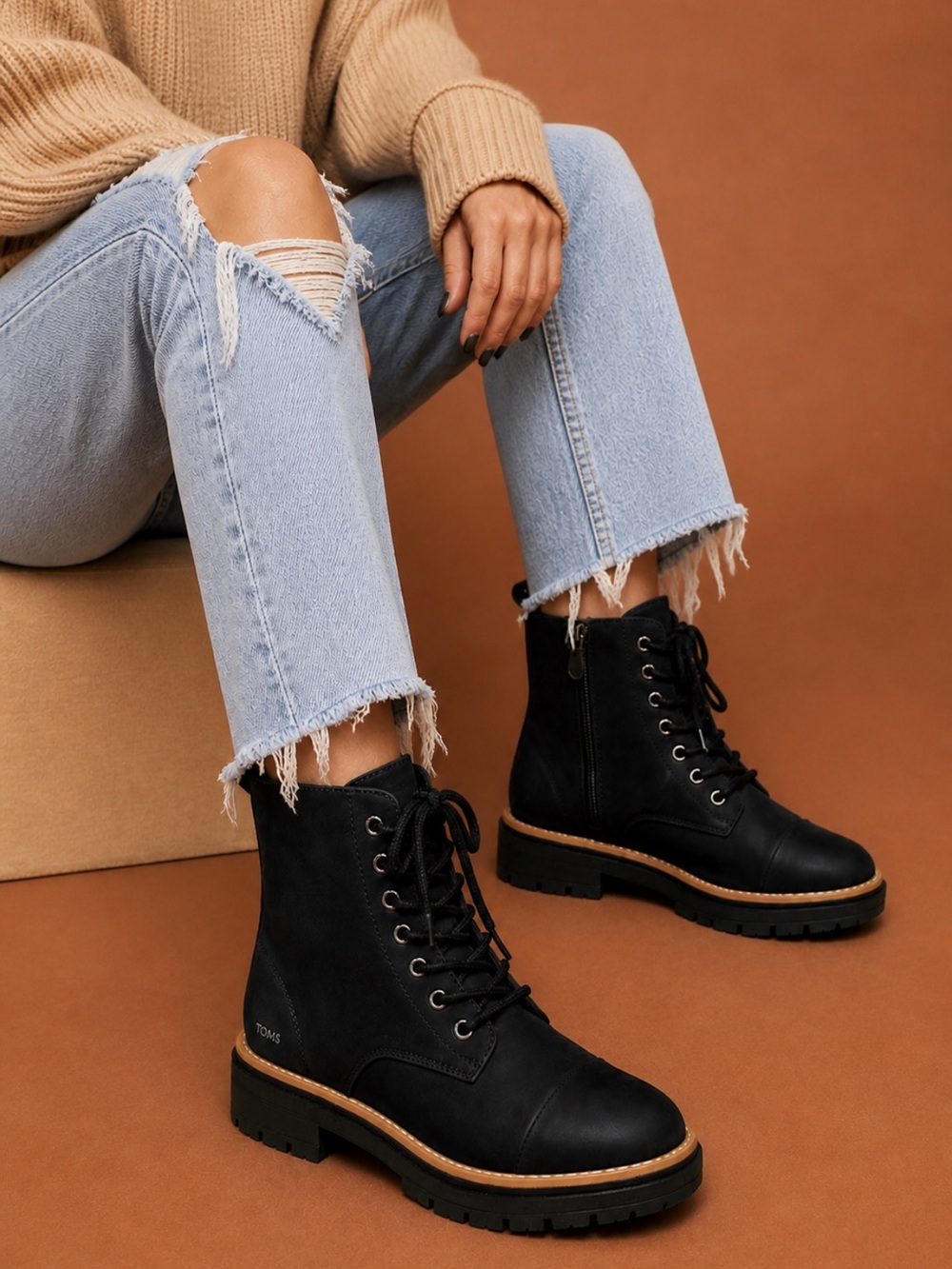TOMS Black Combat Lug Sole Ankle Boots Lace Up Side Zip Womens Size 7 Like New